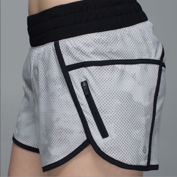 LULULEMON Tracker Short III Diamond Camo Silver size 10 - Picture 1 of 6